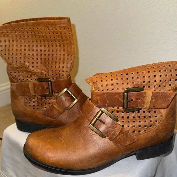 Steve Madden Perforated Hole Booties Buckle Size 7.5 Cognac Ankle Shoe - Picture 3 of 11